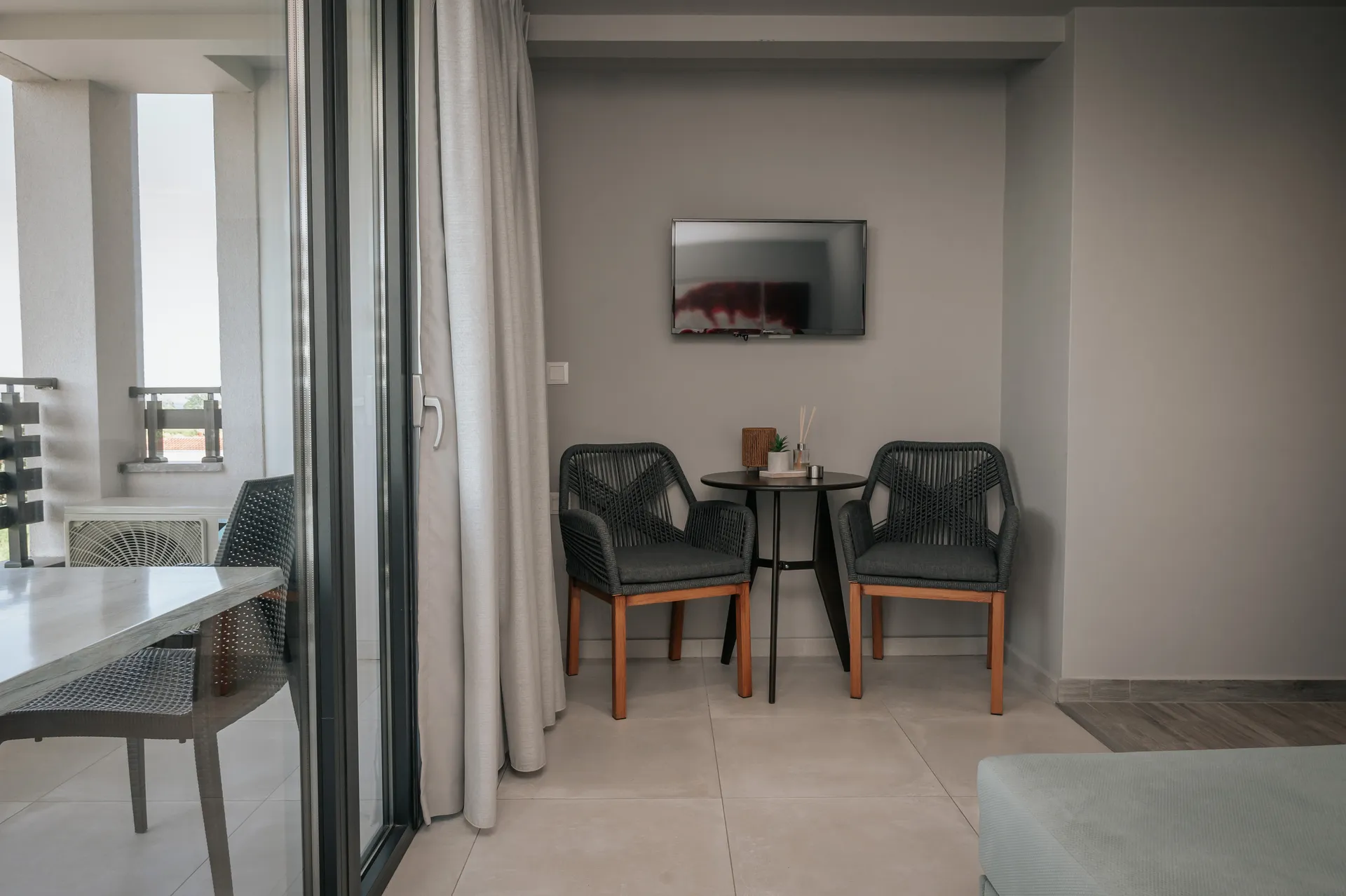 Tiara Holidays - Elizabeth Queen Luxury Rooms - King Junior Suite - living room